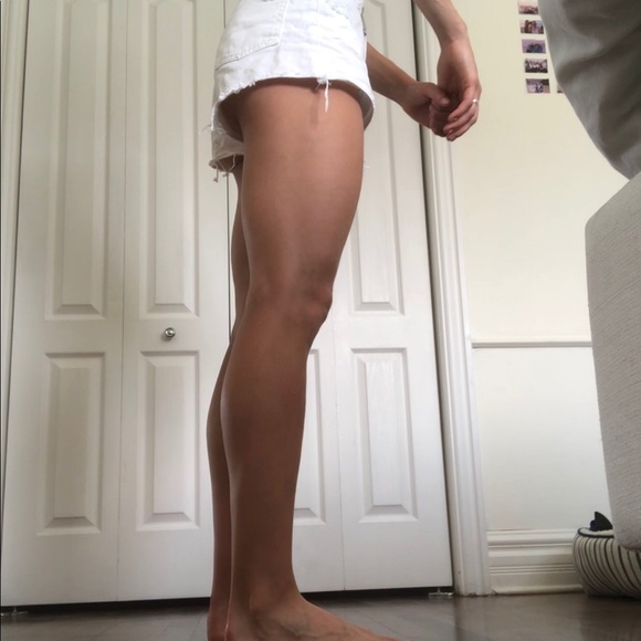 Cute white high waisted jean shorts - Picture 3 of 4